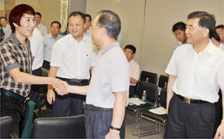 虹桥董事长左伯杨与温总理握手